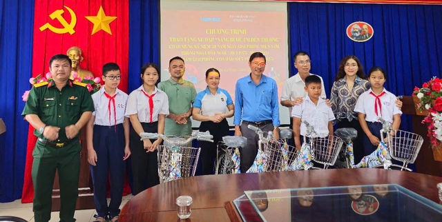 Báo Thanh Niên tặng xe đạp cho học sinh Côn Đảo- Ảnh 1.