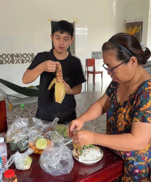 Chàng công nhân điển trai gây sốt với loạt clip đời thường - Ảnh 4.