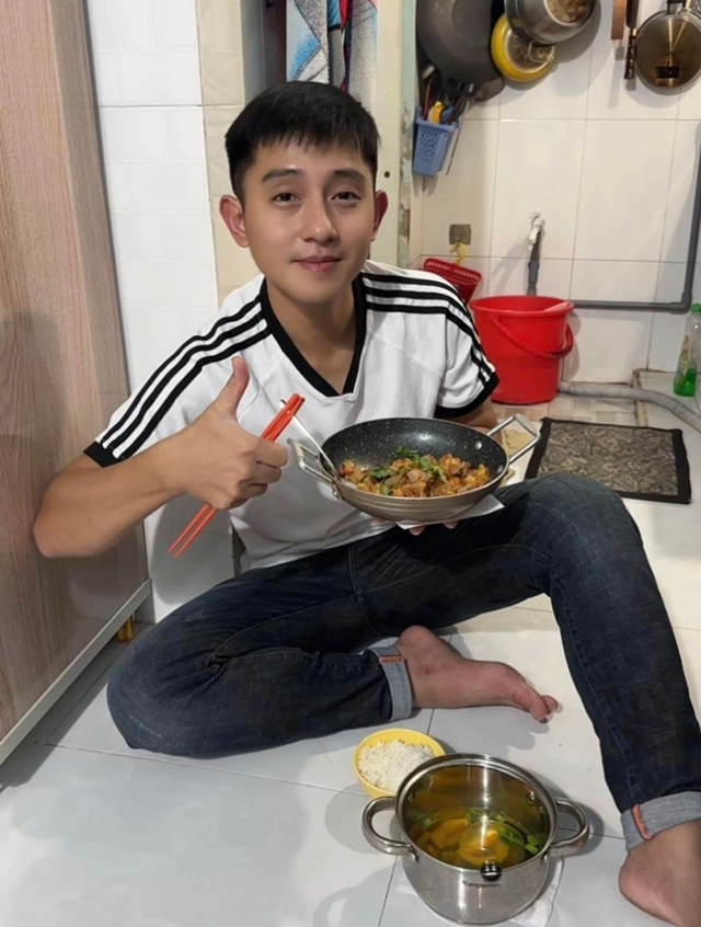 Chàng công nhân điển trai gây sốt với loạt clip đời thường - Ảnh 1.