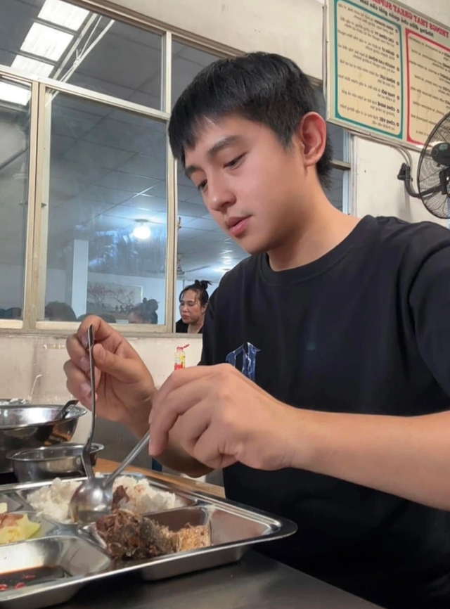 Chàng công nhân điển trai gây sốt với loạt clip đời thường - Ảnh 2.
