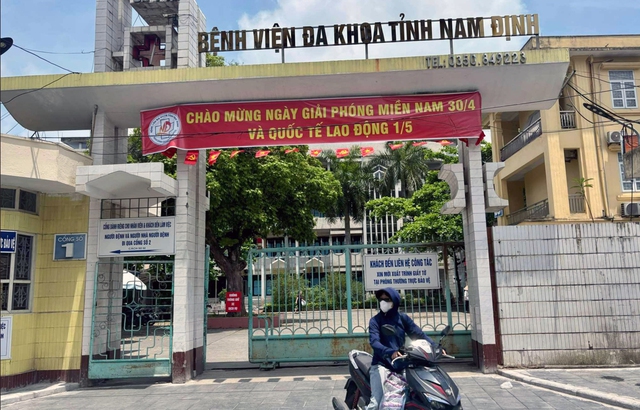 Vụ 'đóng đủ tiền mới cấp cứu': Bệnh viện đình chỉ 5 bác sĩ, điều dưỡng - Ảnh 2.