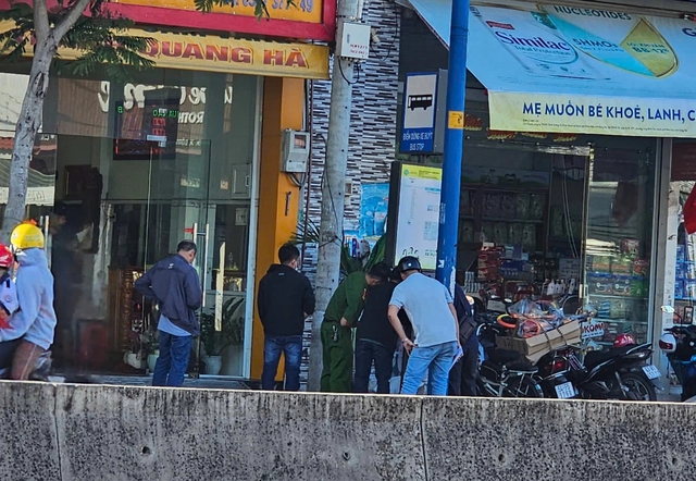 Truy bắt nhóm cướp tiệm vàng ở TP.HCM - Ảnh 1.