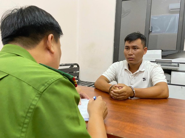 Hai nghi phạm cướp tiệm vàng ở Hóc Môn khai gì sau khi bị bắt - Ảnh 2.