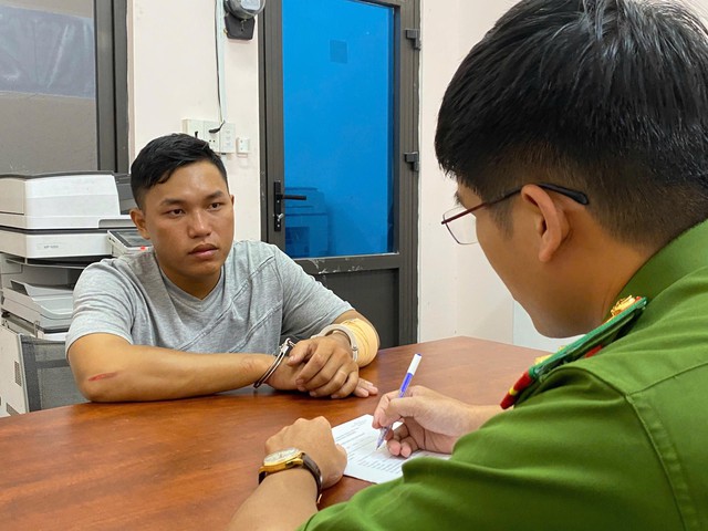 Hai nghi phạm cướp tiệm vàng ở Hóc Môn khai gì sau khi bị bắt - Ảnh 3.