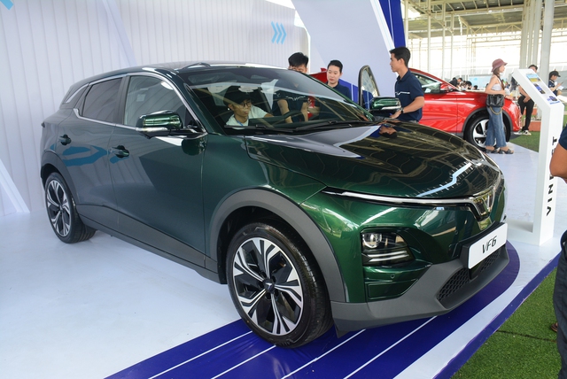 Tài chính tầm 700 triệu đồng, nên mua xe điện hay xe xăng? - Ảnh 2.