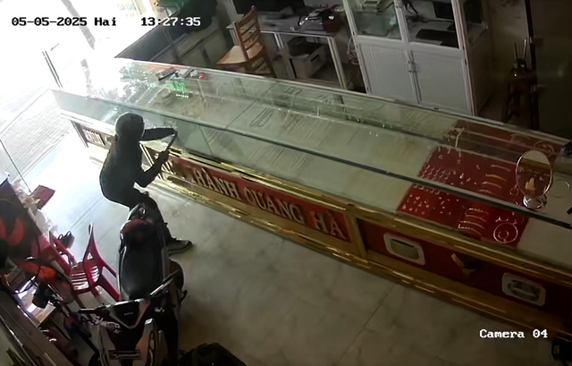 Hành trình truy bắt hai anh em ruột cướp tiệm vàng ở Hóc Môn Hành trình truy bắt hai anh em ruột cướp tiệm vàng ở Hóc Môn