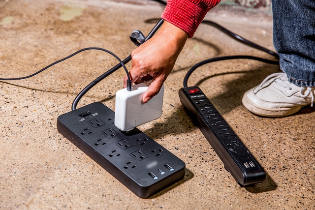 Có nên cắm TV vào bộ chống sét lan truyền? - Ảnh 2.