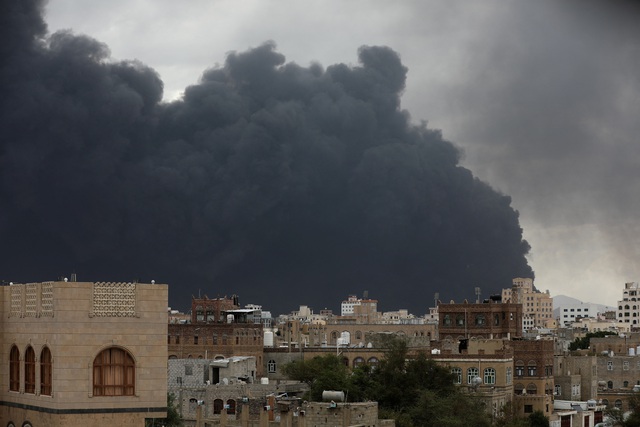 Israel tiếp tục không kích, vô hiệu hóa sân bay thủ đô Yemen - Ảnh 2.