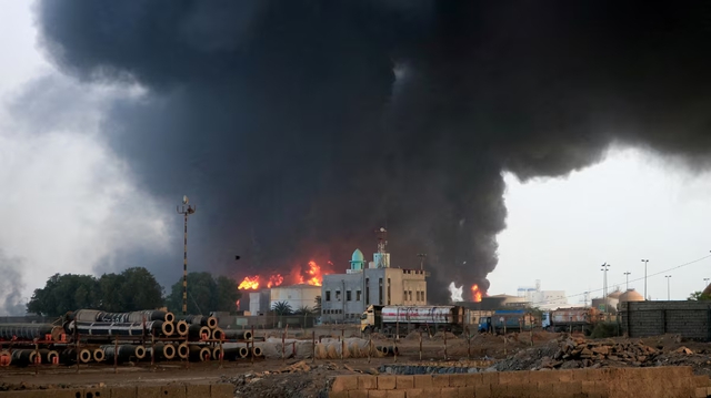 Israel đáp trả Houthi, tấn công cảng Hodeidah tại Yemen Israel đáp trả Houthi, tấn công cảng Hodeidah tại Yemen
