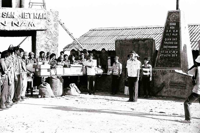 Cổ tích Trường Sa: Hành trình 8 ngày sống còn của bộ đội Phan Vinh - Ảnh 3. Cổ tích Trường Sa: Hành trình 8 ngày sống còn của bộ đội Phan Vinh - Ảnh 3.