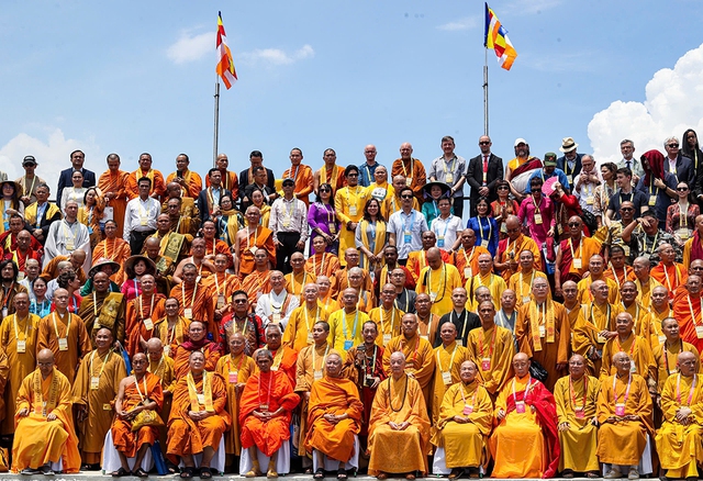 Vesak 2025 tại tp . Hcm: Hòa bình , đoàn kết và phát triển bền vững - Ảnh 2. Vesak 2025 tại tp . Hcm: Hòa bình , đoàn kết và phát triển bền vững - Ảnh 2.