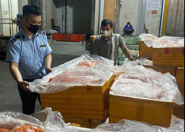 7 ngày chặn 18 tấn thực phẩm ‘bẩn’ chờ đưa vào quán ăn ở Hà Nội 7 ngày chặn 18 tấn thực phẩm ‘bẩn’ chờ đưa vào quán ăn ở Hà Nội