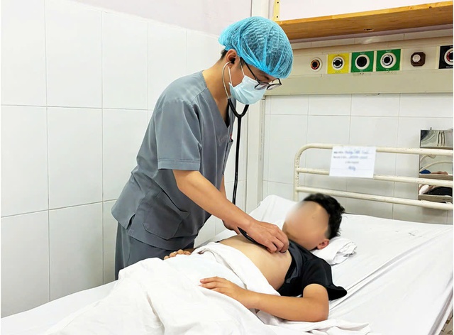 Sốt cao, đau đầu, ngủ gà, bệnh nhi được phát hiện viêm màng não mô cầu Sốt cao, đau đầu, ngủ gà, bệnh nhi được phát hiện viêm màng não mô cầu