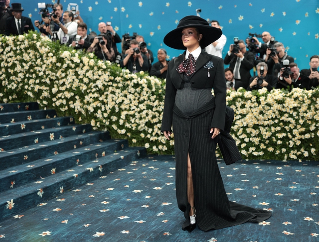 Vì sao Rihanna gây chú ý tại Met Gala 2025?- Ảnh 2. Vì sao Rihanna gây chú ý tại Met Gala 2025?- Ảnh 2.