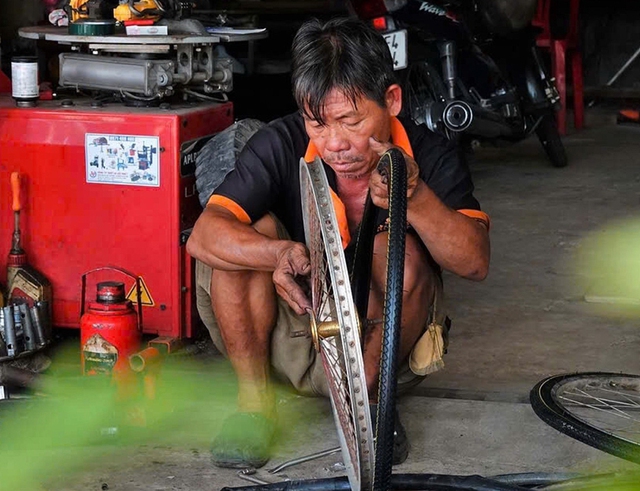 Tấm l&ograve;ng &ocirc;ng Gi&agrave;u với việc tặng xe đạp cho học sinh ngh&egrave;o ở Cần Thơ - Ảnh 1.