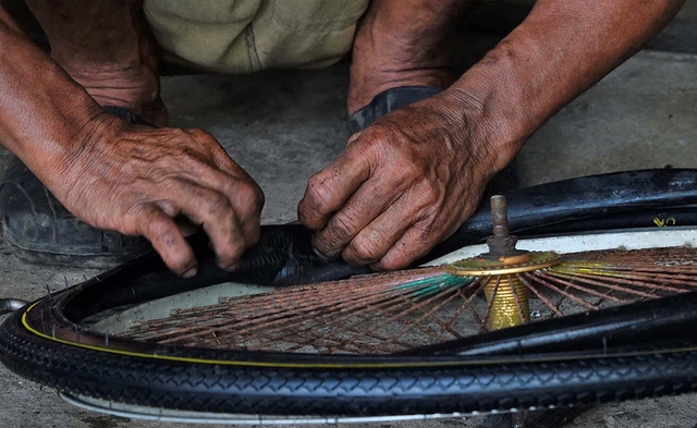 Tấm l&ograve;ng &ocirc;ng Gi&agrave;u với việc tặng xe đạp cho học sinh ngh&egrave;o ở Cần Thơ - Ảnh 2.