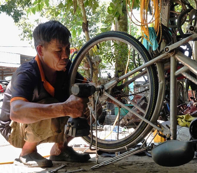 Tấm l&ograve;ng &ocirc;ng Gi&agrave;u với việc tặng xe đạp cho học sinh ngh&egrave;o ở Cần Thơ - Ảnh 3.