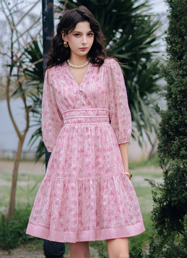 Đi làm, đi học đều đẹp dịu dàng, sang trọng với váy họa tiết Đi làm, đi học đều đẹp dịu dàng, sang trọng với váy họa tiết