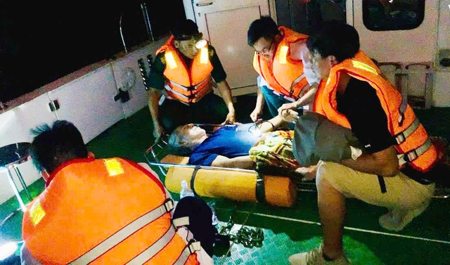 Tàu biên phòng xuất phát trong đêm cứu thuyền trưởng bị tai biến Tàu biên phòng xuất phát trong đêm cứu thuyền trưởng bị tai biến
