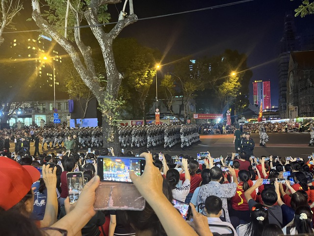 Nhiều người đặt phòng khách sạn trước gần 4 tháng để xem diễu binh tại TP.Hà Nội - Ảnh 2.