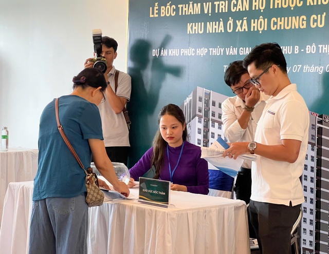 Cả trăm người chen chân để bốc thăm 18 căn nhà ở xã hội tại Huế- Ảnh 2. Cả trăm người chen chân để bốc thăm 18 căn nhà ở xã hội tại Huế- Ảnh 2.