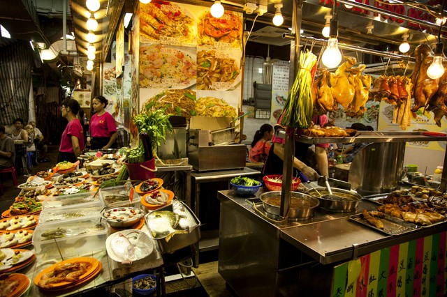 Chợ đêm Hồng Kông, nổi tiếng với món súp rắn và nơi sống ảo cực chất - Ảnh 1.