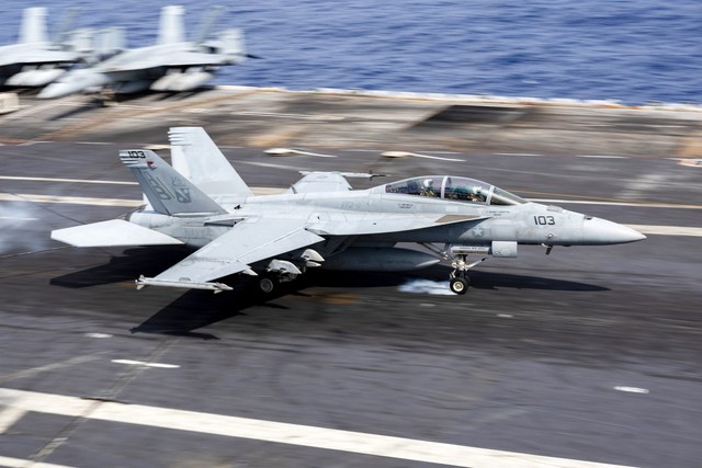 Tiêm kích F/A-18 thứ hai rơi khỏi tàu sân bay Mỹ trong một tuần Tiêm kích F/A-18 thứ hai rơi khỏi tàu sân bay Mỹ trong một tuần