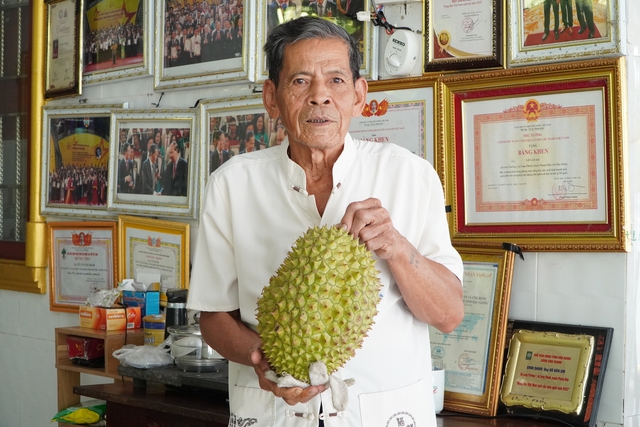 កសិករ​ចំណាស់​ក្លាយ​ជា​មហាសេដ្ឋី​ដោយសារ​ទុរេន​ក្រៅ​រដូវ - រូបថត ១.