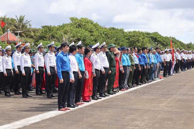Người trẻ khắc ghi sự hy sinh của những người lính bảo vệ biển, đảo Người trẻ khắc ghi sự hy sinh của những người lính bảo vệ biển, đảo