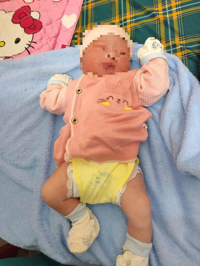 Một bé gái sơ sinh bị bỏ rơi bên đường, còn nguyên dây rốn Một bé gái sơ sinh bị bỏ rơi bên đường, còn nguyên dây rốn