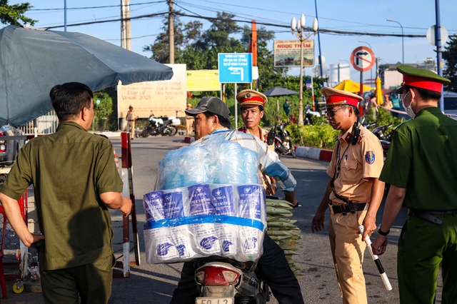 Đi chiêm bái xá lợi Phật, nhiều người bị CSGT TP.HCM phạt vì ‘quên’ đội mũ bảo hiểm