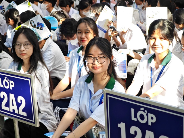 Thi tốt nghiệp THPT 2025: Hơn 50% học sinh TP.HCM chọn môn ngoại ngữ Thi tốt nghiệp THPT 2025: Hơn 50% học sinh TP.HCM chọn môn ngoại ngữ