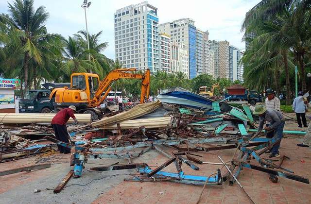 Tháo dỡ ki ốt kinh doanh dịch vụ du lịch tại biển Đà Nẵng để đấu giá quyền sử dụng - Ảnh 1.