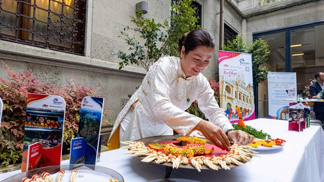 Áo dài, nón lá, nem công chả phượng… xứ Huế đến Ý- Ảnh 2. Áo dài, nón lá, nem công chả phượng… xứ Huế đến Ý- Ảnh 2.