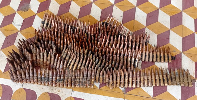 Hoảng hồn đào móng nhà phát hiện 400 viên đạn Hoảng hồn đào móng nhà phát hiện 400 viên đạn
