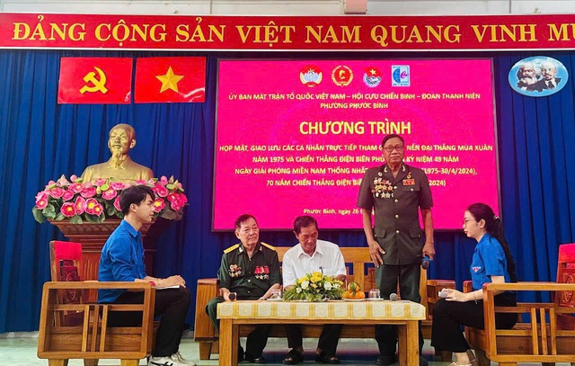 ‘Người thầy’ mặc áo lính ‘Người thầy’ mặc áo lính