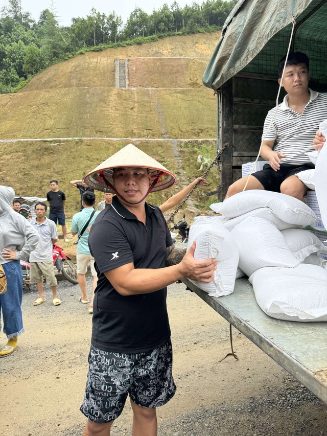 Người gieo niềm vui từ những điều bình dị- Ảnh 1. Người gieo niềm vui từ những điều bình dị- Ảnh 1.