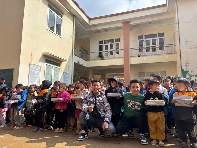 Người gieo niềm vui từ những điều bình dị- Ảnh 2. Người gieo niềm vui từ những điều bình dị- Ảnh 2.