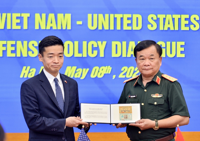 Việt Nam - Mỹ bàn giao kỷ vật chiến tranh tại Đối thoại chính sách quốc phòng- Ảnh 2. Việt Nam - Mỹ bàn giao kỷ vật chiến tranh tại Đối thoại chính sách quốc phòng- Ảnh 2.