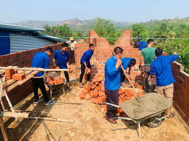 Góp sức người, sức của dựng mái ấm nghĩa tình- Ảnh 2. Góp sức người, sức của dựng mái ấm nghĩa tình- Ảnh 2.