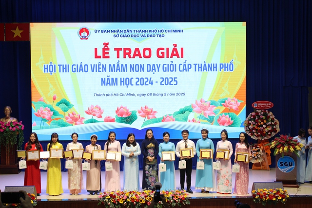 Khi các thầy cô giáo mầm non sáng tạo Khi các thầy cô giáo mầm non sáng tạo