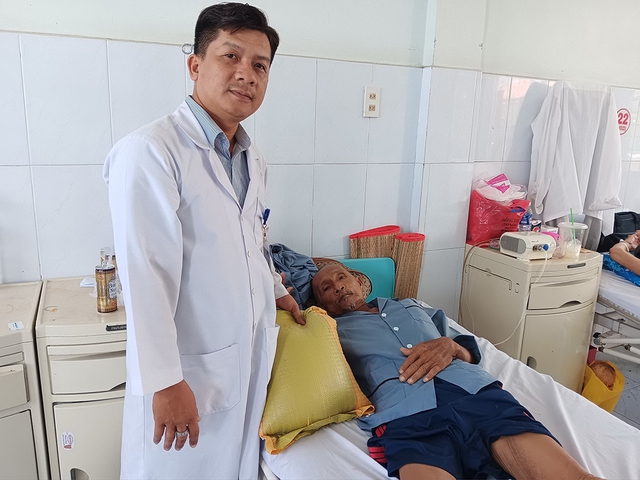 Chuyện tử tế: Bác sĩ của người nghèo ở miệt cồn Thạnh Phú- Ảnh 2. Chuyện tử tế: Bác sĩ của người nghèo ở miệt cồn Thạnh Phú- Ảnh 2.