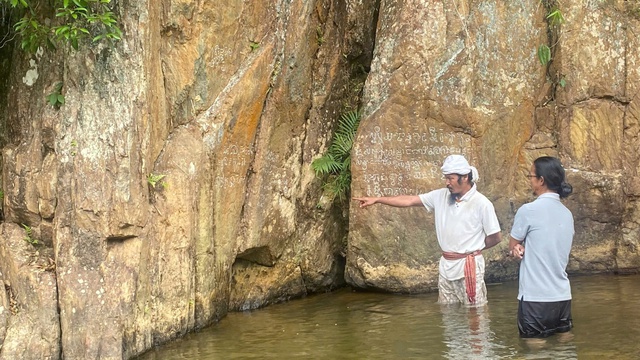 'Giải mã' những ký tự cổ khắc trên đá giữa đại ngàn Trường Sơn- Ảnh 3. 'Giải mã' những ký tự cổ khắc trên đá giữa đại ngàn Trường Sơn- Ảnh 3.