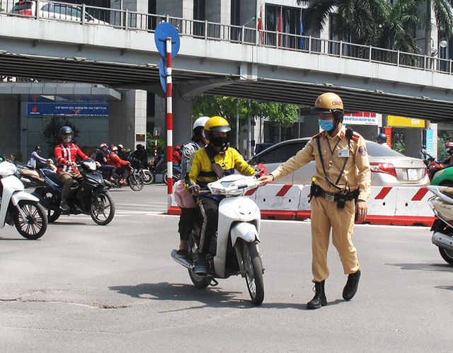 Không tuân thủ biển hiệu lệnh giao thông có bị phạt? - Ảnh 2.