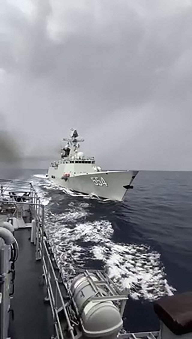 Tàu hải quân Philippines, Trung Quốc đối đầu gần bãi cạn Scarborough ở Biển Đông Tàu hải quân Philippines, Trung Quốc đối đầu gần bãi cạn Scarborough ở Biển Đông