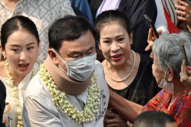 Thái Lan đình chỉ 2 bác sĩ giúp ông Thaksin tránh ngồi tù Thái Lan đình chỉ 2 bác sĩ giúp ông Thaksin tránh ngồi tù