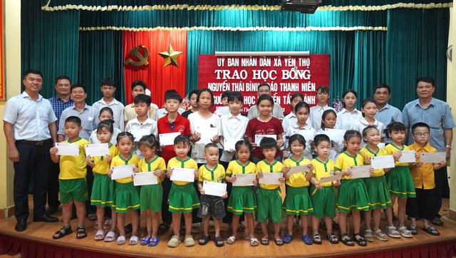 100 học sinh hoàn cảnh khó khăn nhận học bổng Nguyễn Thái Bình - Báo Thanh Niên- Ảnh 6. 100 học sinh hoàn cảnh khó khăn nhận học bổng Nguyễn Thái Bình - Báo Thanh Niên- Ảnh 6.