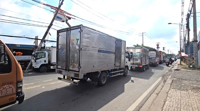 Làm rõ xe tải tông gãy trụ điện trung hạ thế ở Hóc Môn- Ảnh 3.