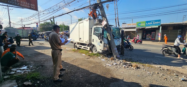 Làm rõ xe tải tông gãy trụ điện trung hạ thế ở Hóc Môn- Ảnh 1.