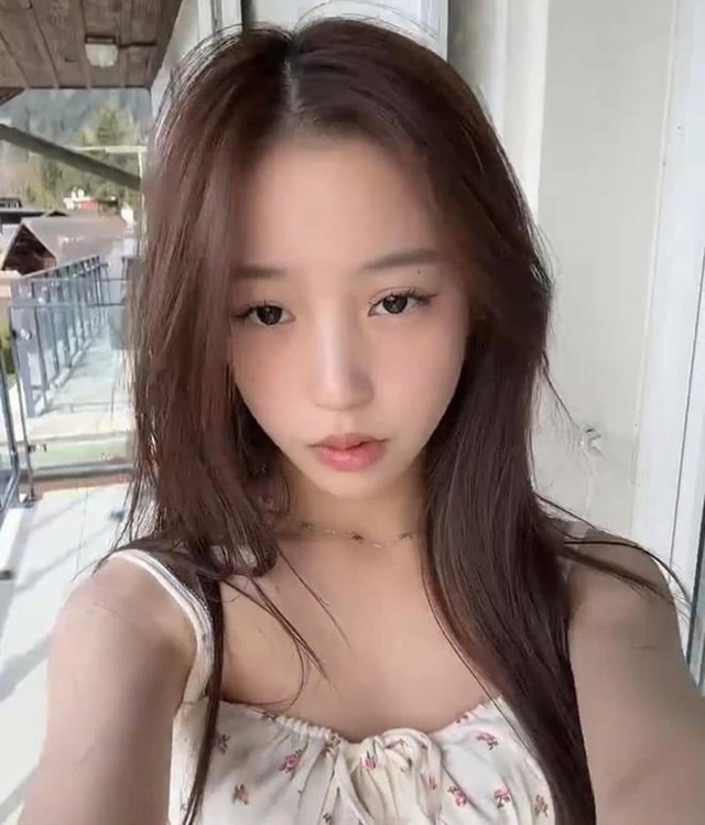 Con gái Triệu Vy gây bất ngờ vì vẻ ngoài xinh đẹp ở tuổi 15 Con gái Triệu Vy gây bất ngờ vì vẻ ngoài xinh đẹp ở tuổi 15